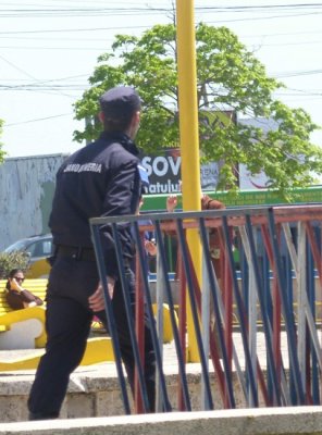 Lăudabil: un jandarm a găsit o mapă şi un portmoneu, pe care le-a returnat proprietarului